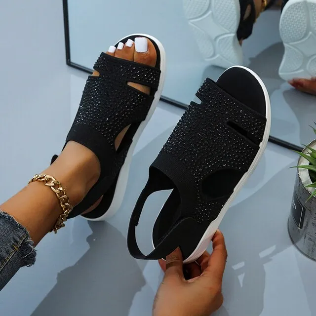 Comfortable sandals with stones