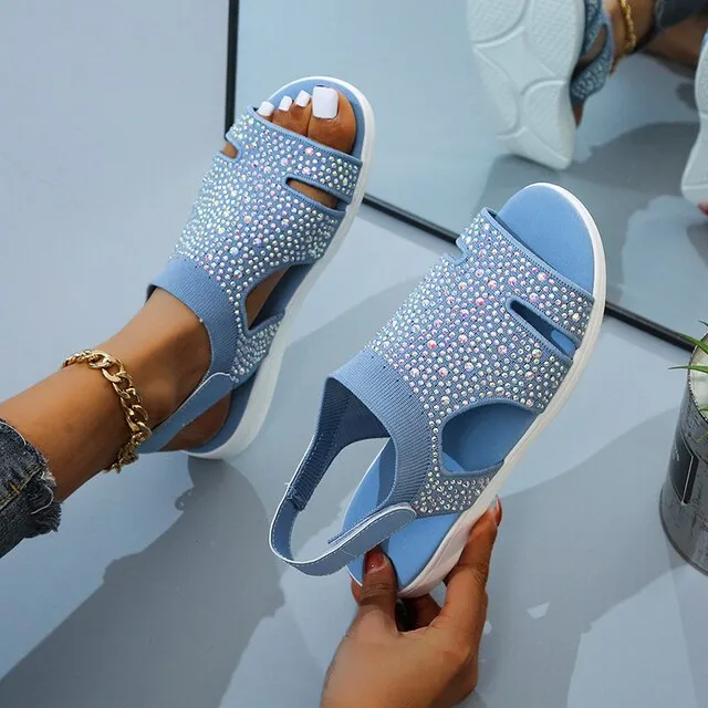 Comfortable sandals with stones